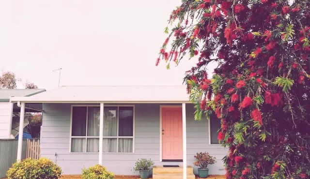 Cute Beach Shack located close to the Beach and Shops