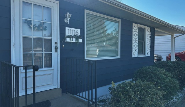 Cute Blue House -2 bdrm house. Private backyard. 20 min or less from anywhere