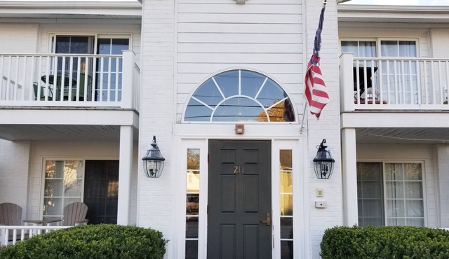 Cute bright condo just steps from historic Main Street Berlin !