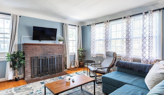 Cute & Bright Depot Town 4BR/2BA Bungalow!