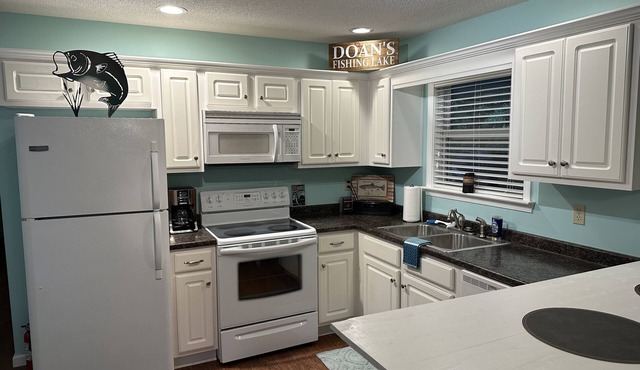 Cute bungalow just outside Marianna with full kitchen and laundry