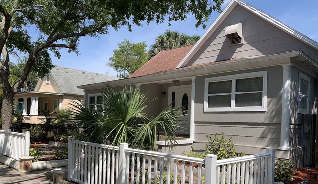 Cute Bungalow minutes from Downtown St Petersburg!