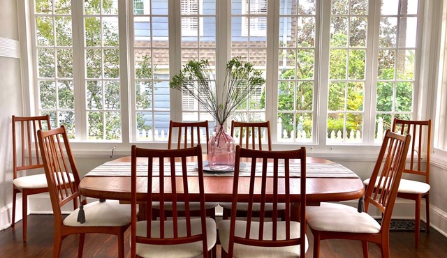 Cute bungalow minutes walk from Park Avenue.