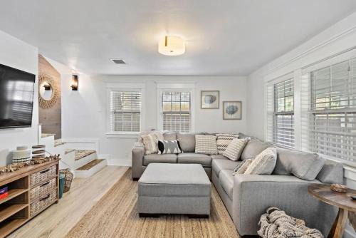 Cute bungalow with massive deck and fire pit, walk to Kemah Boardwalk