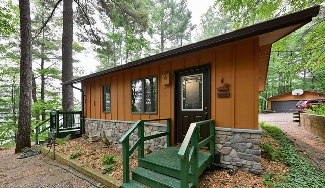 Cute cabin conveniently located between LCO and Grindstone on Johnson Lake.