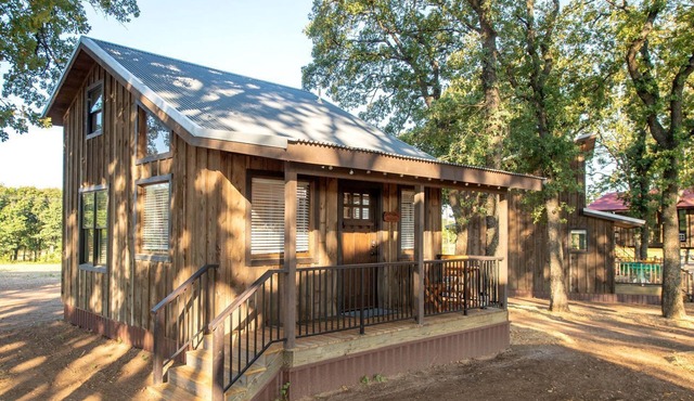 Cute Cabin for Two, Perfect for Memorable Glamping Escapes in Waco, Texas