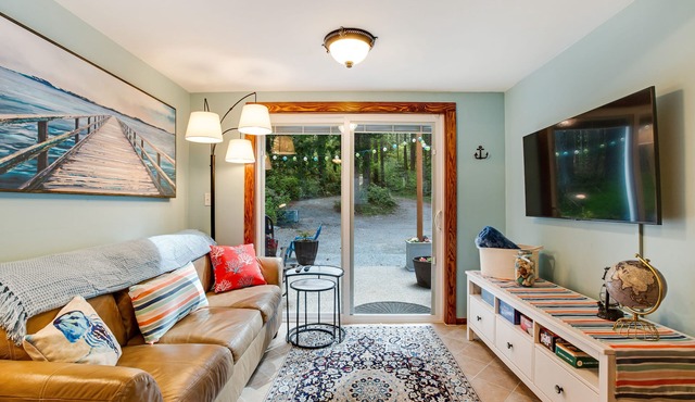 Cute cabin in gorgeous setting near the beach with firepit, WiFi, & private w/d