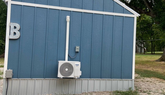 Cute cabin in nice quiet secluded area close to the water, The Coves Golf course