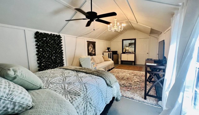 CUTE CABIN, PRIVATE HOT TUB, QUEEN BED, SMALL TOWN, 4 MILES TO RATCLIFF LAKE