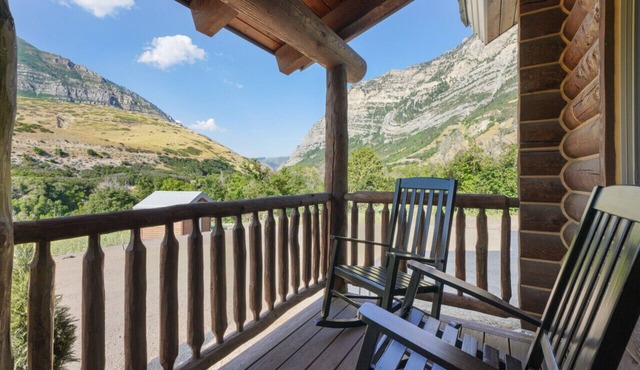 Cute Cabin w/Mountain Views *King Bed*