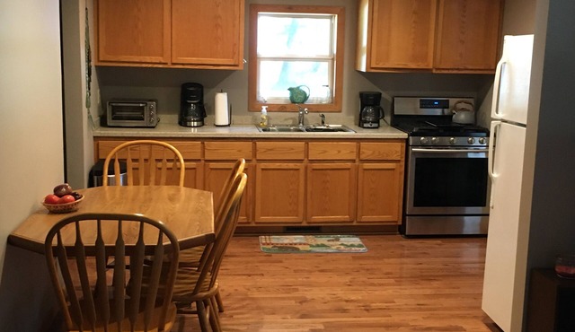 Cute cabin with accommodations for 6 to 8 guests just 75 minutes from Green Bay