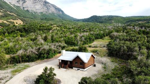 Cute Cabin with Mountain Views and King Bed