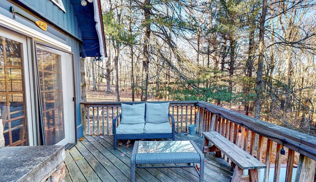 Cute cabin with private hot tub, lake/beach access, firepit, & outdoor area