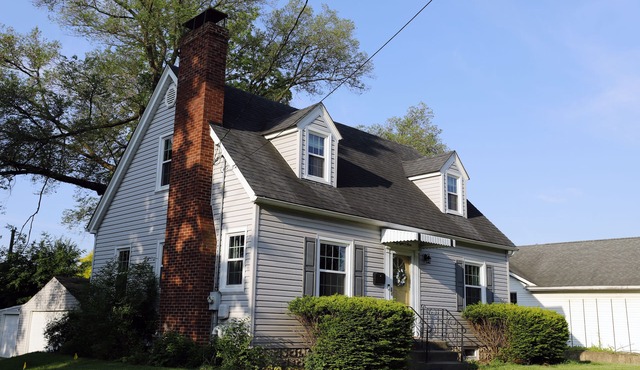 Cute Cape Cod House Close to Everything in Rockford!