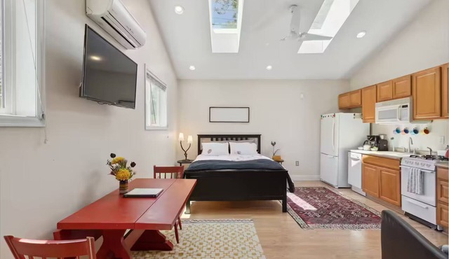 Cute Carriage House with bikes provided