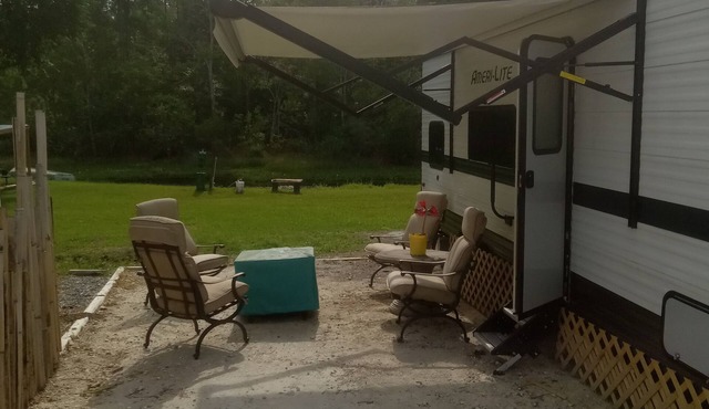 Cute Chalet close to downtown Crystal river florida.