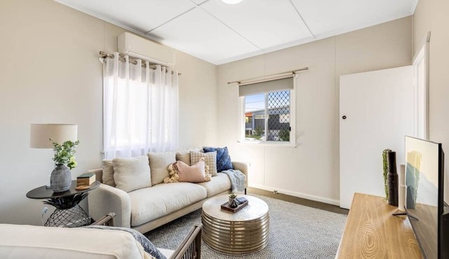 Cute & Cheerful! Close to CBD & Gorgeous Parkland!