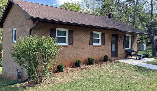 Cute Cherry St. Cottage