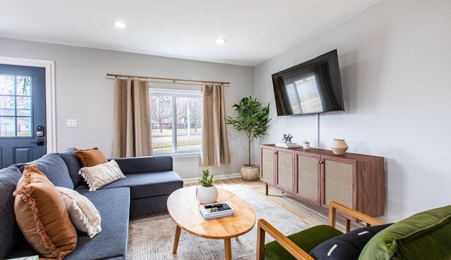 Cute, Chic & Updated Melvindale Cottage!