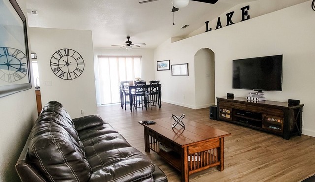 Cute, Clean, Cozy & Bright! Comfortably Sleeps 8 - Ample Boat/Toys Parking.