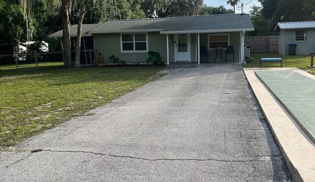Cute, clean home on big private lot in Inverness FL.