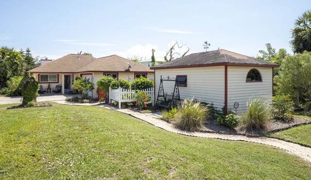 Cute coastal home, pet friendly + close to beach