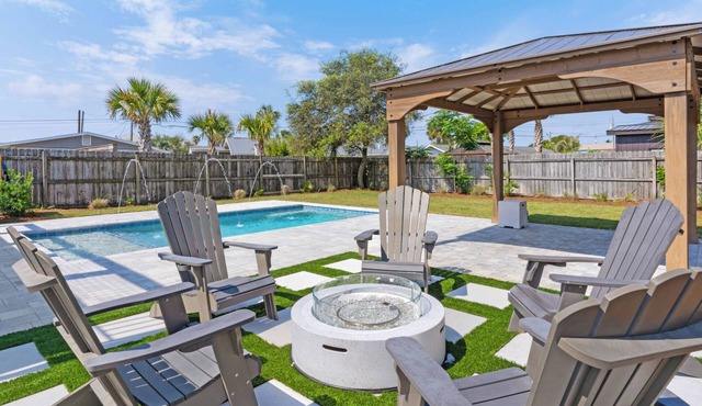 Cute & Coastal with Room for 9, Mins to the Beach + Free Attraction Tickets!