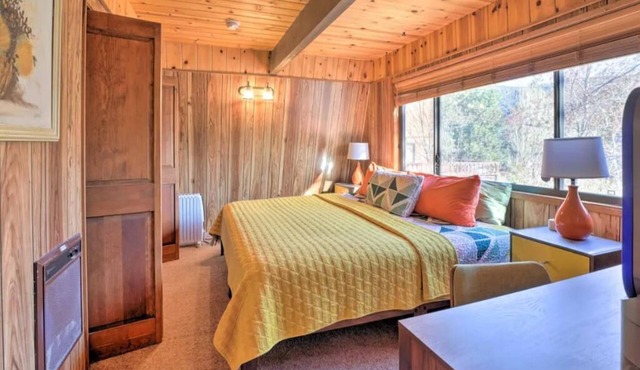 Cute colorful alpine cabin with Hot Tub!