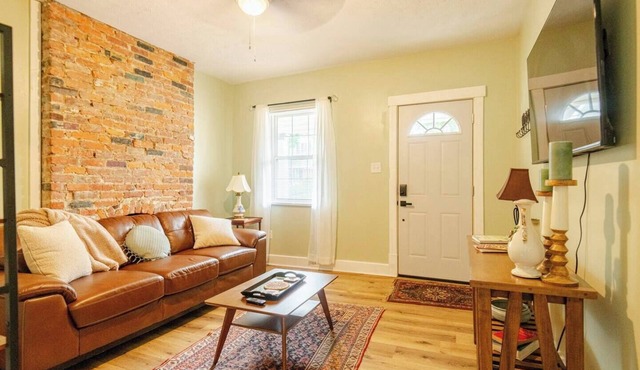 Cute Columbus Bungalow/7 min from Downtown! Great for Workers & Mid Term Stays