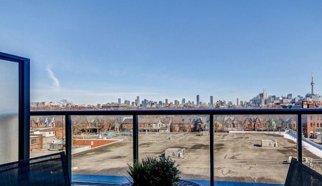 Cute condo in trendy Queen West