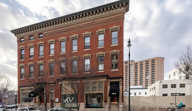 Cute convenient condo in historic Mt Vernon mansion