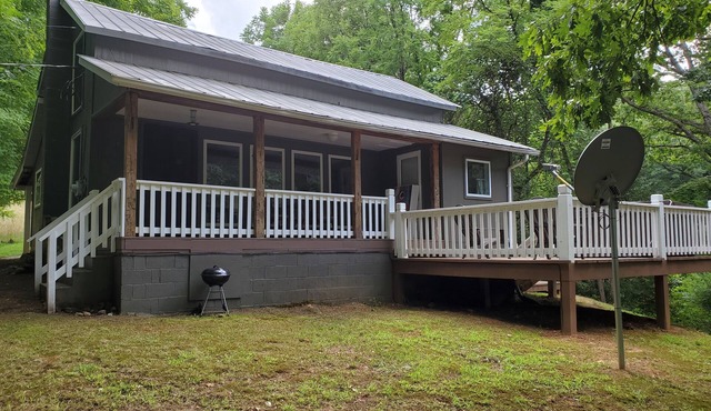 Cute Cottage Above the Creek