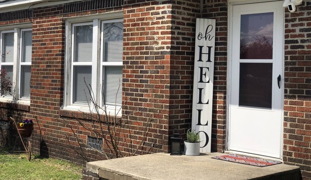 Cute Cottage by Janssen Park and Downtown Mena