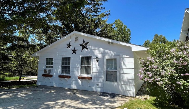 Cute Cottage - Center of the Door Peninsula - Pet Friendly!