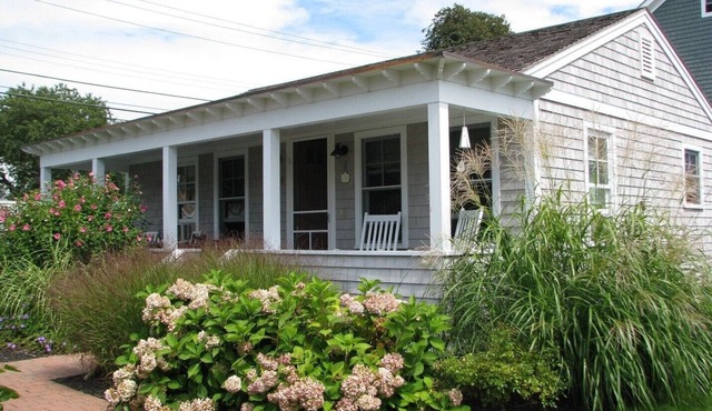Cute cottage located between First and Second Beaches.