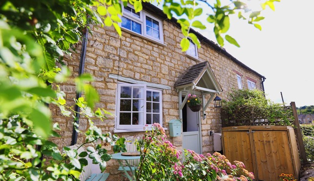 Cute cottage near a gorgeous village pub and a stones throw from many sights