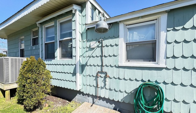 Cute cottage near the boardwalk & bay with patio, outdoor shower, & kitchenette