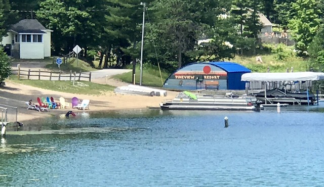 Cute Cottage on Arbutus Lake with Washer & Dryer, minutes to Traverse City