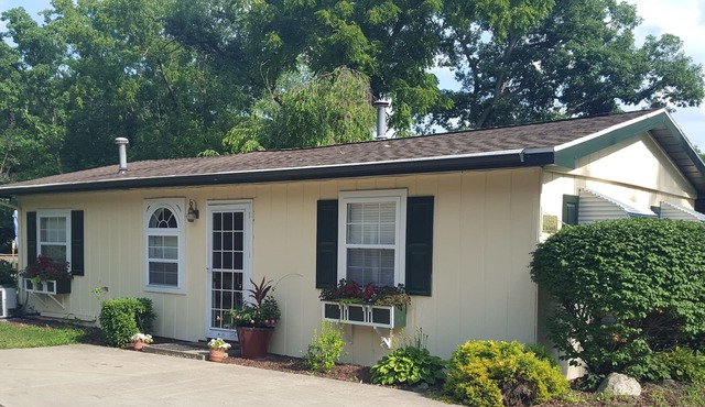 Cute Cottage on Lake Freeman, Private Beach, Boating Paradise, Relaxing Get-Away