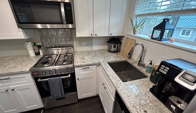 Cute Cottage walking distance to 7 miles of beach - Dogs welcome!