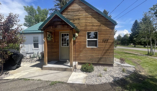 CUTE COTTAGE WITH A GAME ROOM