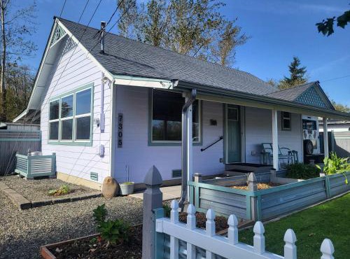 Cute Cottage with fully fenced yard