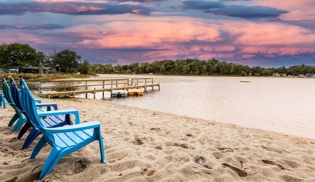 Cute cottage with gazebo overlooking the Beach and Lake!