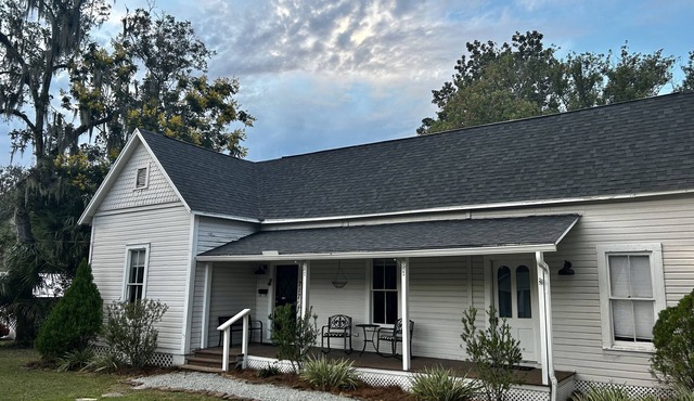 Cute Cottage with Hot Tub-Historic District