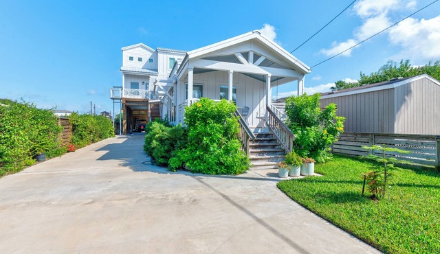 Cute cottage with access to a shared swimming pool. Monthly rentals only.