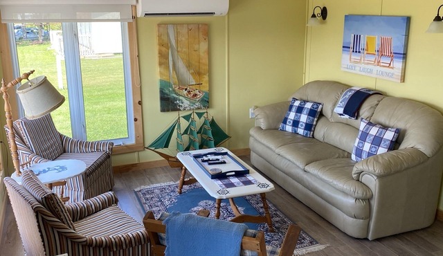 Cute cottage with water view. Steps to a red sand beach on the South Shore.
