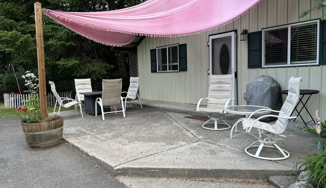 Cute country cabin. Close to lake and easy freeway access. Close to Spokane/CDA