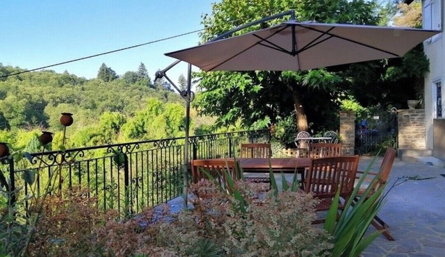 Cute Country Cottage in a 'Plus Beau Village' and within 15 minutes drive of Pompadour Heras