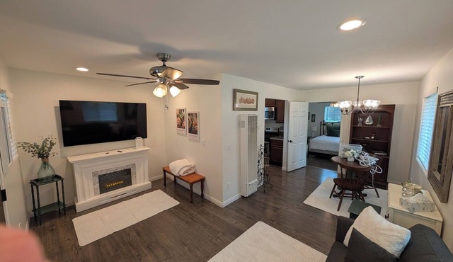 Cute Cozy 1-bedroom house w/Hot Tub
