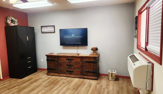 Cute cozy 1-bedroom apartment in welcoming white mountain lakes with WiFi, AC